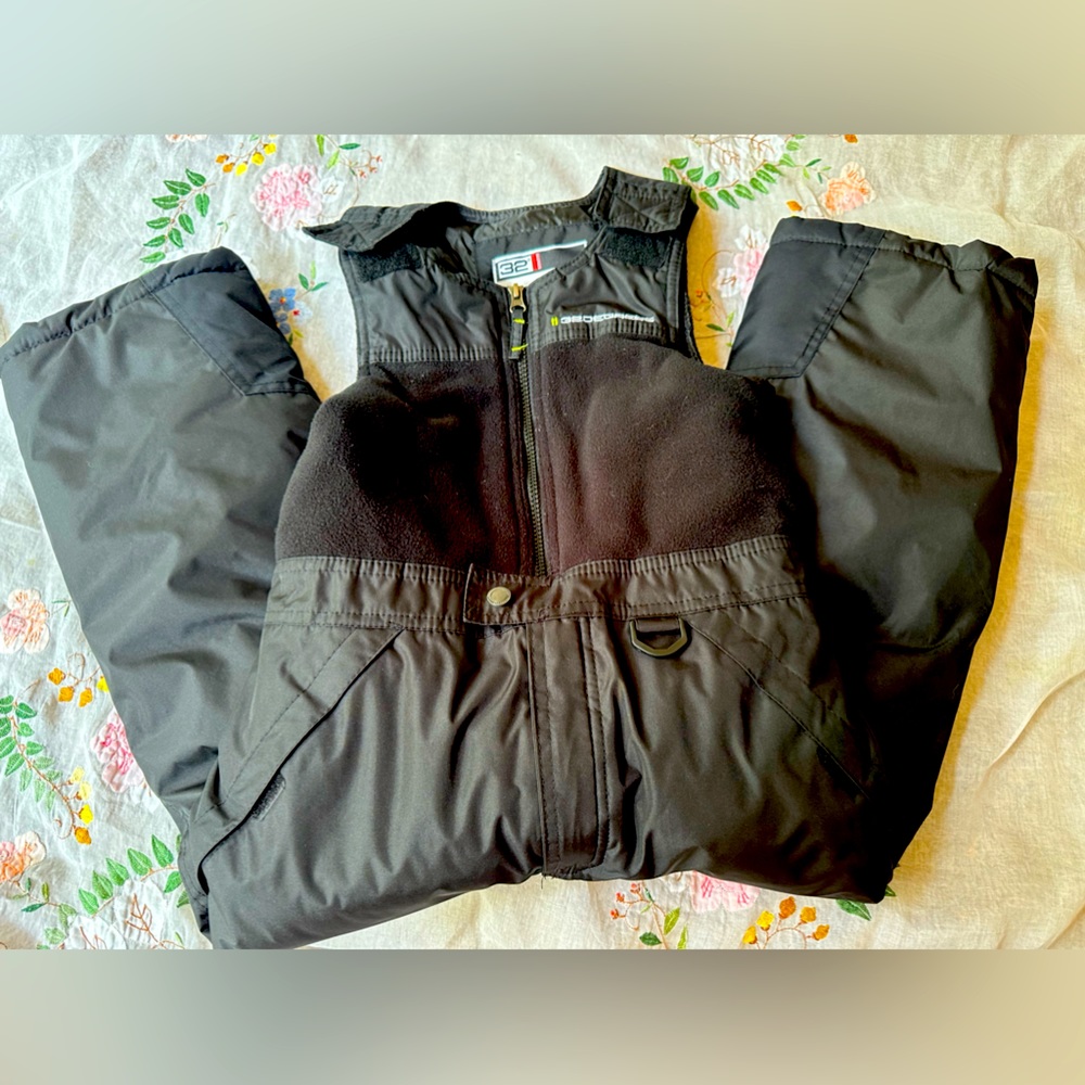 32 Degrees weatherproof snow suit for boys. Size6 boys